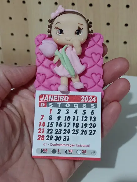 Calendário 2026 com Bonequinha com Tulipa de Biscuit