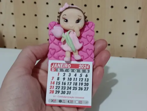 Calendário 2026 com Bonequinha com Tulipa de Biscuit