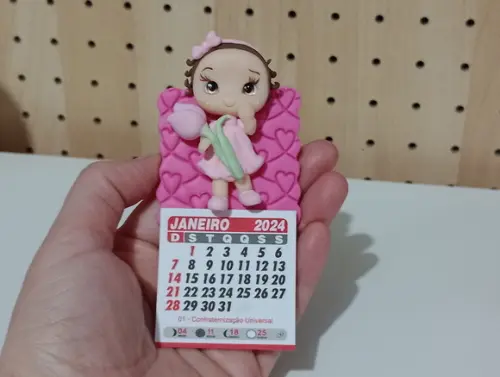 Calendário 2026 com Bonequinha com Tulipa de Biscuit