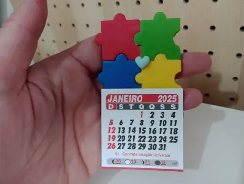 Calendário 2026 Símbolo do Autismo de Biscuit
