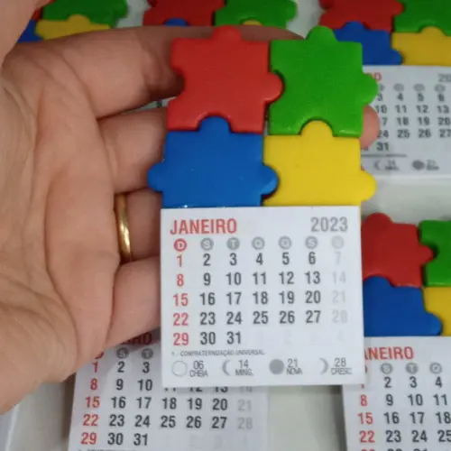 Calendário 2026 Símbolo do Autismo de Biscuit