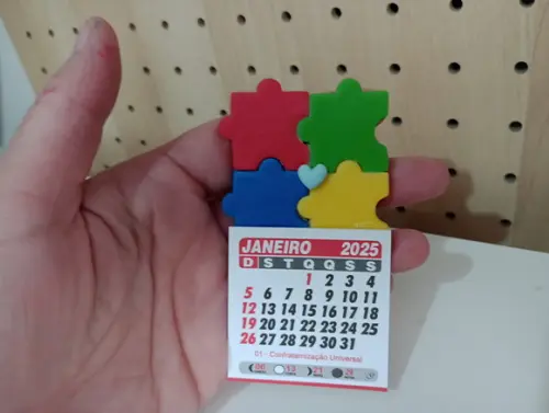 Calendário 2026 Símbolo do Autismo de Biscuit