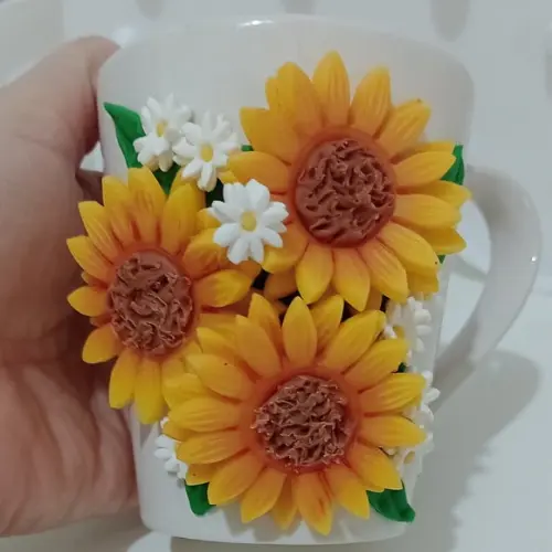Caneca Decorada com Girassol de Biscuit