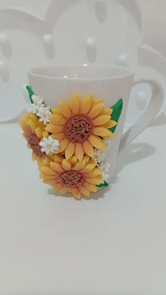 Caneca Decorada com Girassol de Biscuit