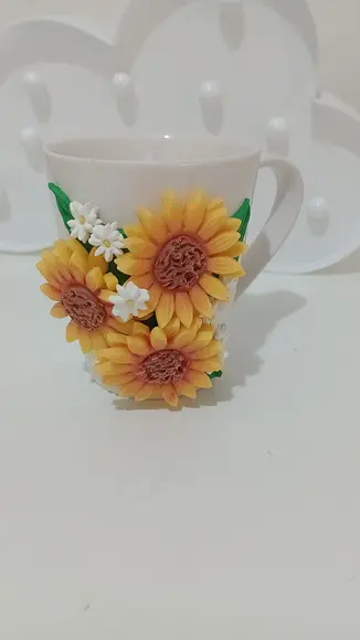 Caneca Decorada com Girassol de Biscuit