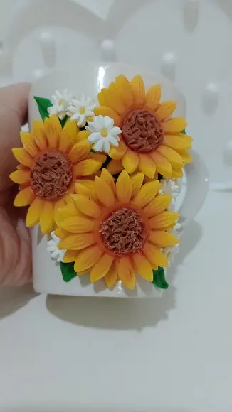 Caneca Decorada com Girassol de Biscuit