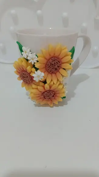 Caneca Decorada com Girassol de Biscuit