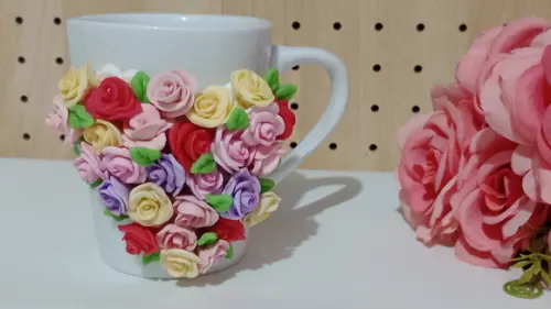 Caneca Decorada com Rosas de Biscuit