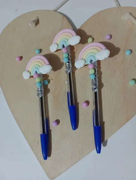 Caneta Decorada com Arco-íris de Biscuit para Lembrancinhas