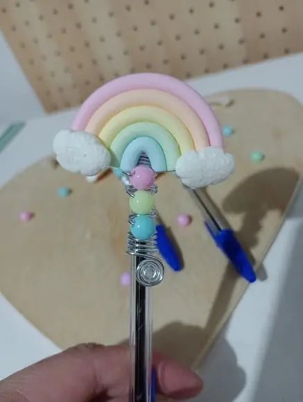 Caneta Decorada com Arco-íris de Biscuit para Lembrancinhas