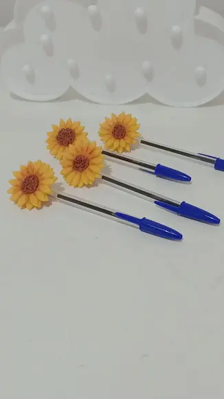 Caneta Decorada com Girassol de Biscuit para Lembrancinhas