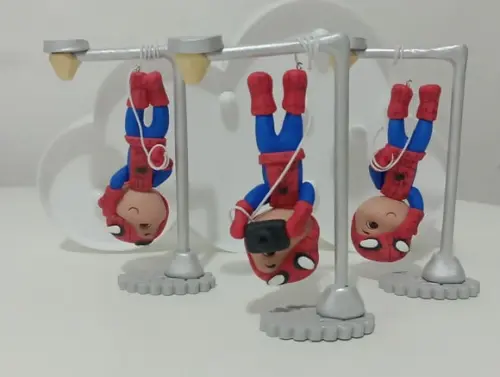 Enfeite Decorativo Biscuit Homem Aranha de Cabeça para Baixo