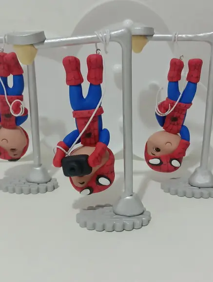 Enfeite Decorativo Biscuit Homem Aranha de Cabeça para Baixo