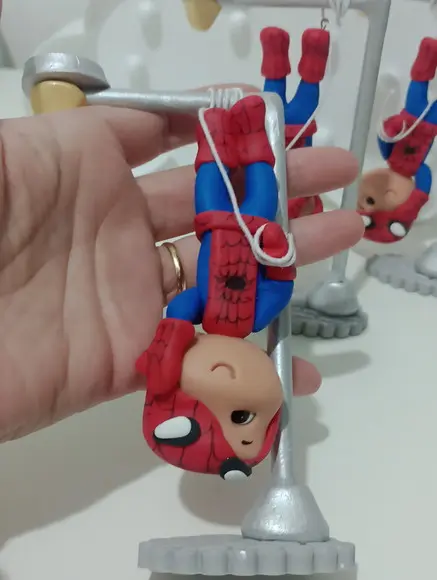 Enfeite Decorativo Biscuit Homem Aranha de Cabeça para Baixo