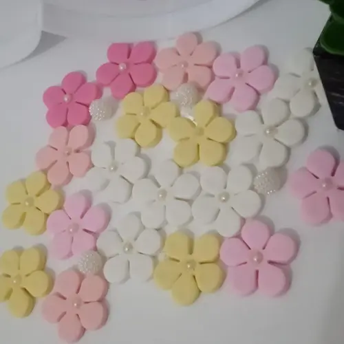 Flor com Pérola no Miolo de Biscuit Vinte Peças