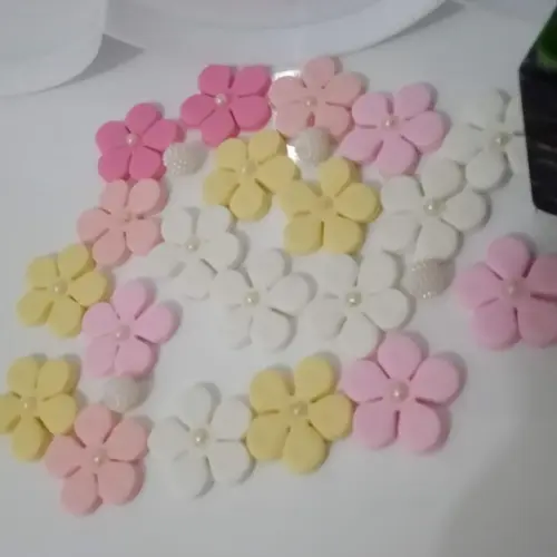 Flor com Pérola no Miolo de Biscuit Vinte Peças