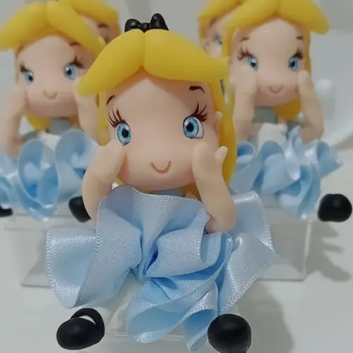 Lembrancinha Alice de Biscuit na Caixinha de Acrílico