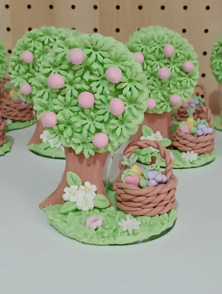 Lembrancinha Árvore com Cesta de Frutas de Biscuit e Tubete