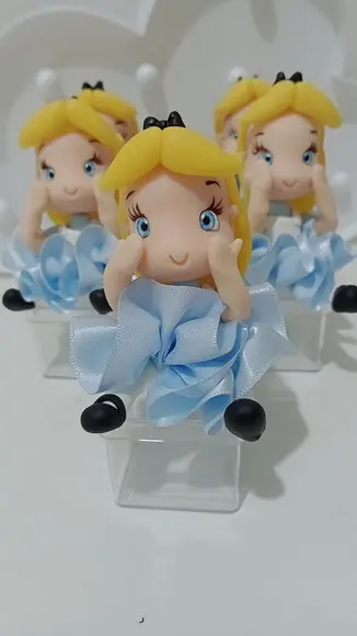 Lembrancinha Alice de Biscuit na Caixinha de Acrílico