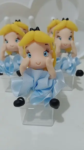 Lembrancinha Alice de Biscuit na Caixinha de Acrílico
