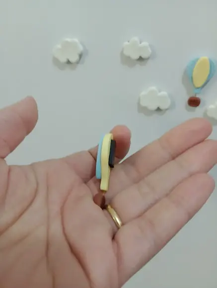 Lembrancinha Balãozinho com Nuvens de Biscuit com Ímã