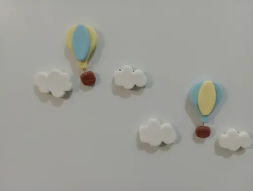 Lembrancinha Balãozinho com Nuvens de Biscuit com Ímã