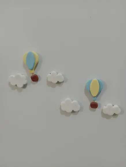 Lembrancinha Balãozinho com Nuvens de Biscuit com Ímã
