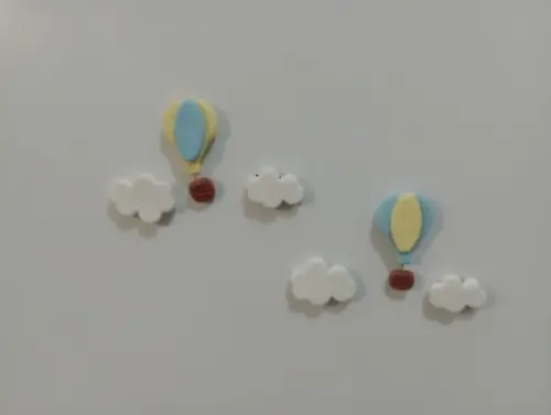 Lembrancinha Balãozinho com Nuvens de Biscuit com Ímã