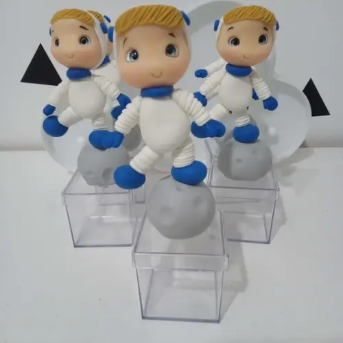 Lembrancinha Astronauta Lua Biscuit na Caixinha de Acrílico