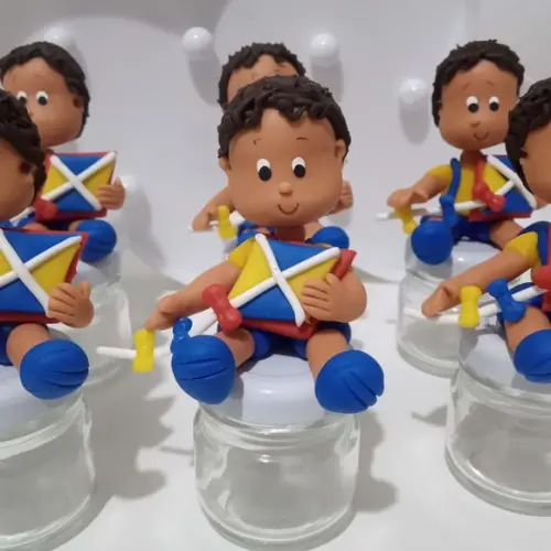 Lembrancinha Biscuit Menino com Pipa no Mini Potinho