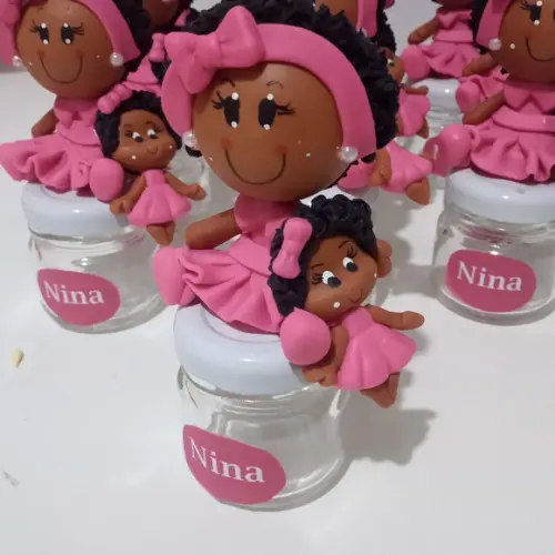 Lembrancinha Boneca Afro de Biscuit no Mini Potinho com Nome