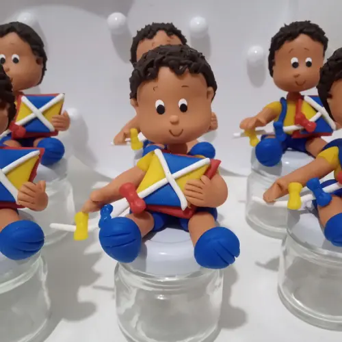 Lembrancinha Biscuit Menino com Pipa no Mini Potinho