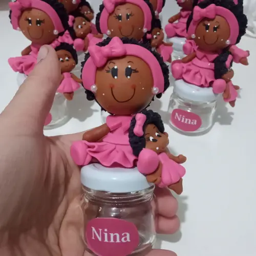 Lembrancinha Boneca Afro de Biscuit no Mini Potinho com Nome