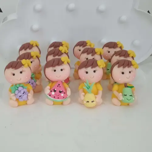 Lembrancinha Boneca com Frutinhas de Biscuit