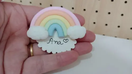 Lembrancinha de Aniversário Arco-íris Ímã com Nome Biscuit