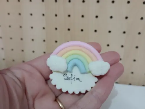 Lembrancinha de Aniversário Arco-íris Ímã com Nome Biscuit