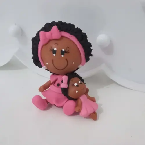 Lembrancinha de Biscuit Boneca Afro Segurando Bonequinha