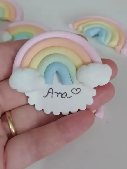 Lembrancinha de Aniversário Arco-íris Ímã com Nome Biscuit
