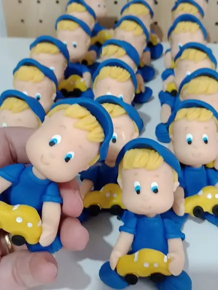 Lembrancinha de Biscuit Menino de Boné Segurando Carrinho
