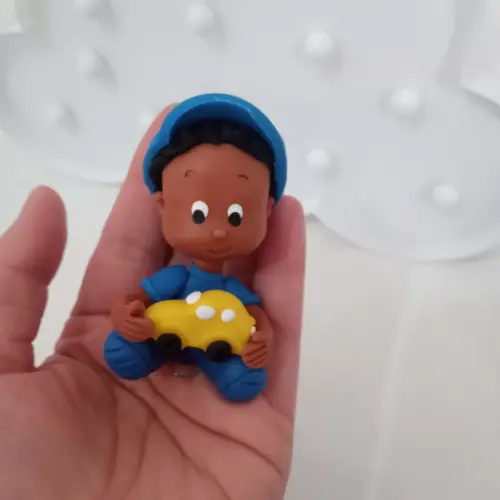 Lembrancinha de Biscuit Menino de Boné Segurando Carrinho