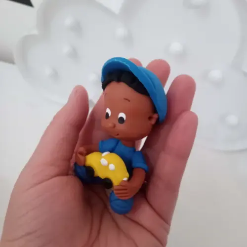 Lembrancinha de Biscuit Menino de Boné Segurando Carrinho