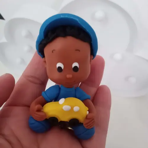 Lembrancinha de Biscuit Menino de Boné Segurando Carrinho