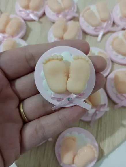 Lembrancinha de Maternidade Pezinho de Biscuit Ímã