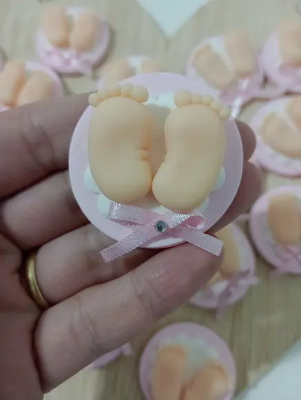 Lembrancinha de Maternidade Pezinho de Biscuit Ímã