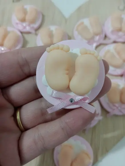 Lembrancinha de Maternidade Pezinho de Biscuit Ímã