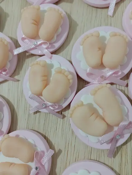 Lembrancinha de Maternidade Pezinho de Biscuit Ímã