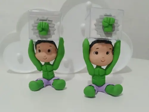 Lembrancinha Hulk Menino em Biscuit com Caixinha Acrílica