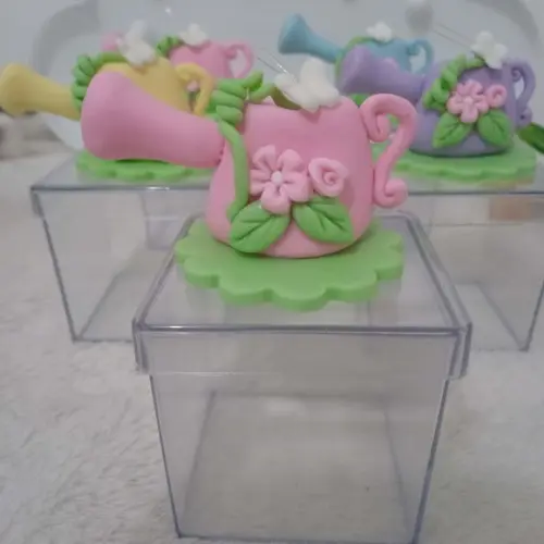 Lembrancinha Jardim de Biscuit na Caixinha Acrílica