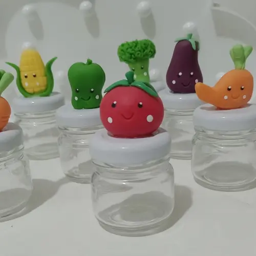 Lembrancinha Legumes de Biscuit com Carinha no Mini Potinho
