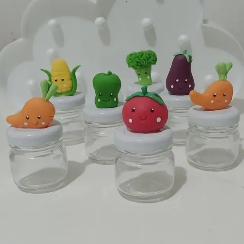 Lembrancinha Legumes de Biscuit com Carinha no Mini Potinho